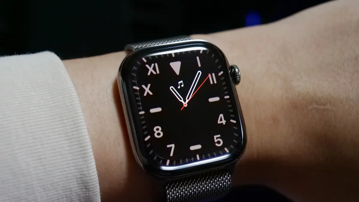 Apple Watch Series 12 モノグラムを設定した文字盤の様子