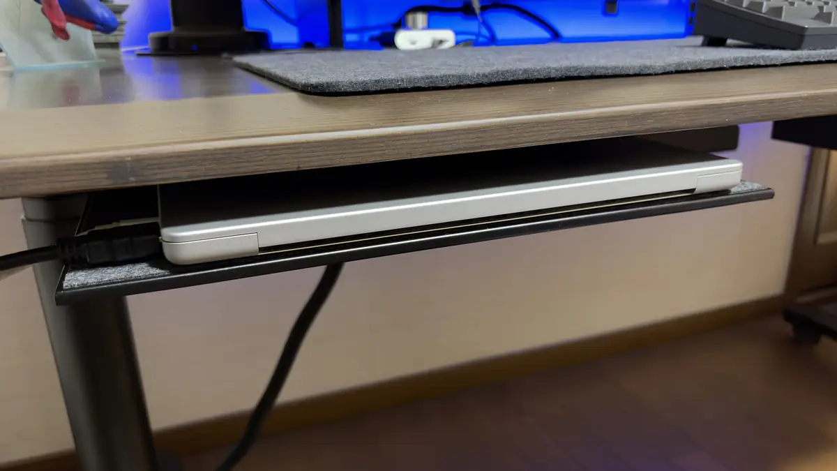Macbookを収納したPCトレイ