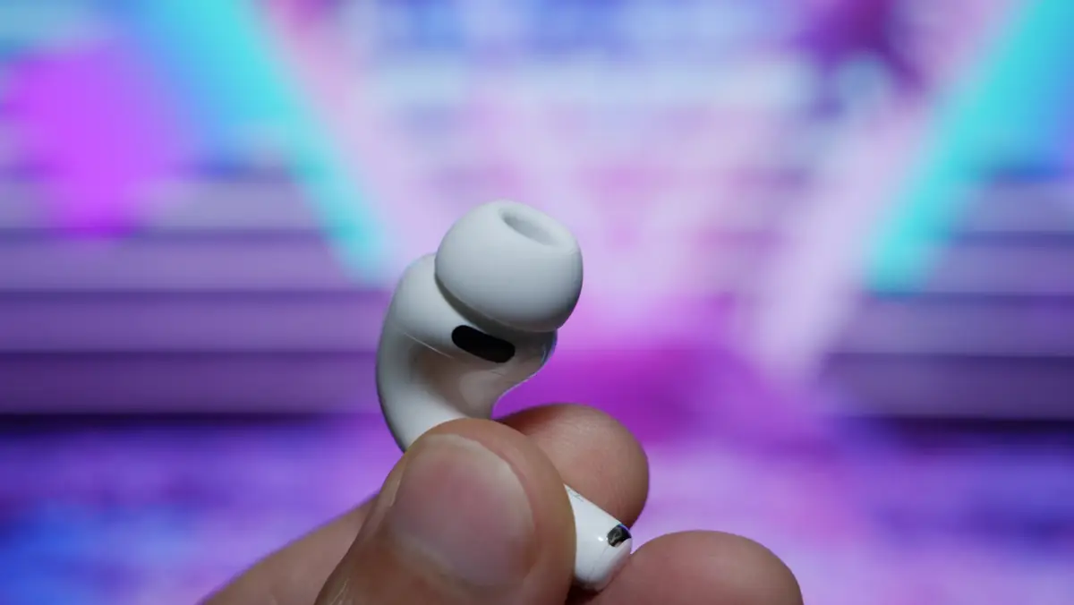 AirPods Pro3にMサイズのイヤーチップを装着している様子