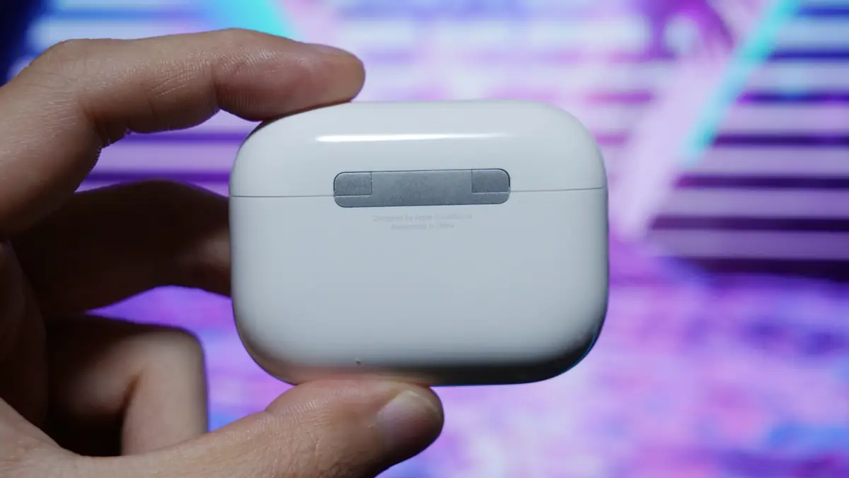 AirPods Pro3 充電ケース 背面のヒンジ