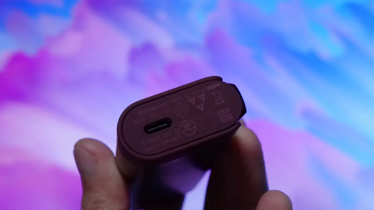 glo Hilo Plus（グロー・ヒーロ・プラス） 下部の充電用USB-C端子