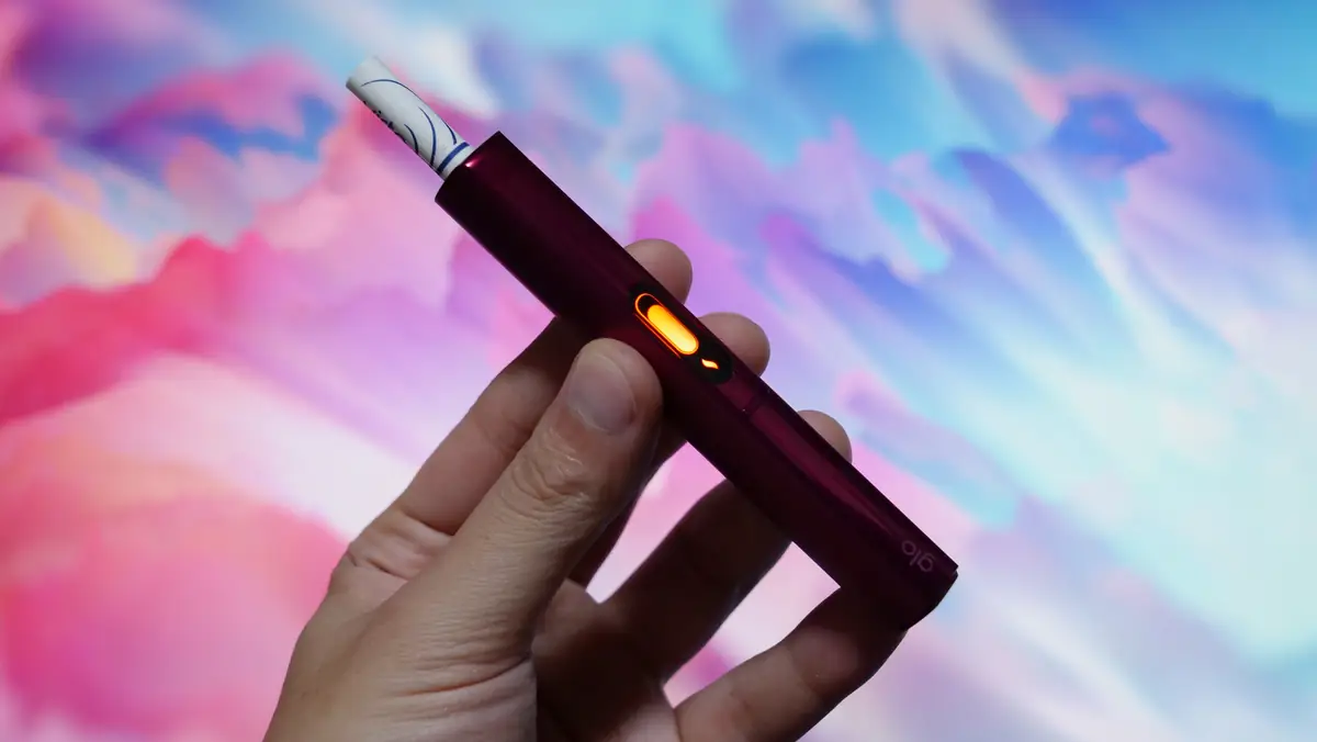 glo Hilo Plus（グロー・ヒーロ・プラス） ペン型で使用している様子