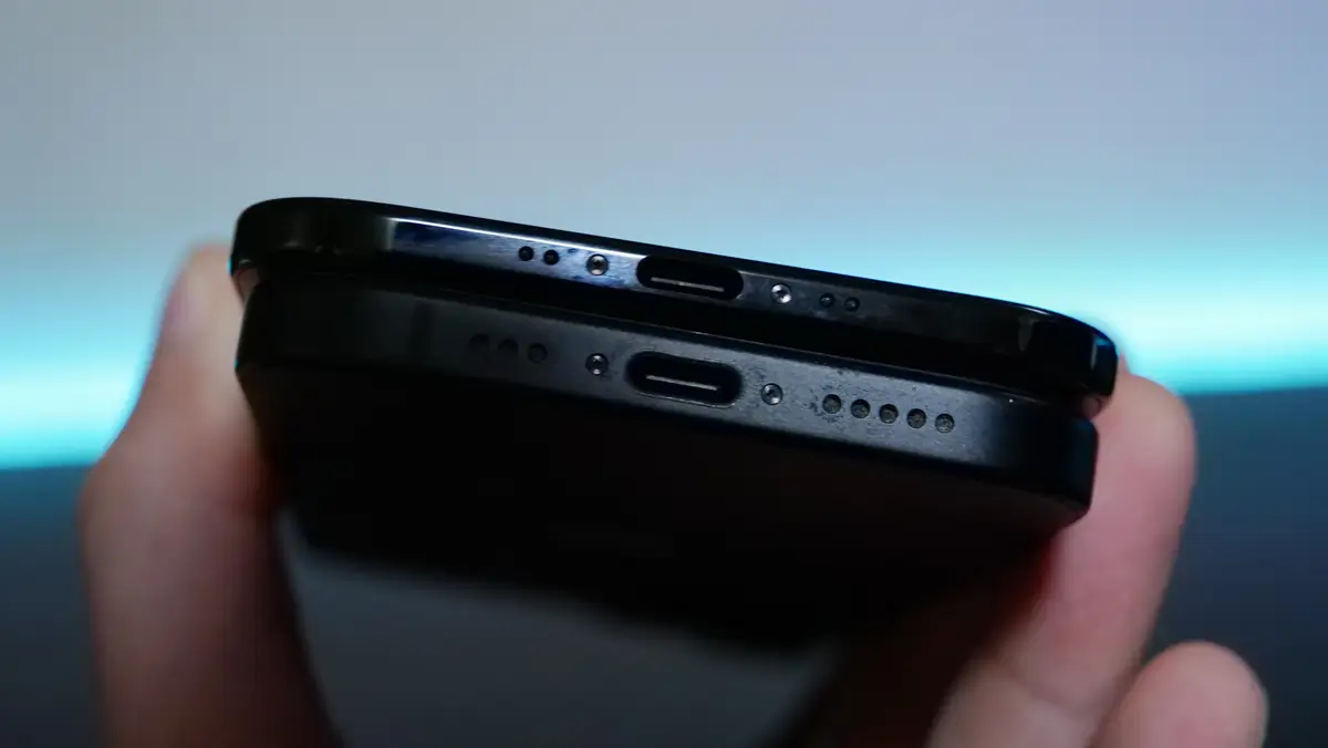iPhone Air 充電端子とスピーカー iPhone 15と比較
