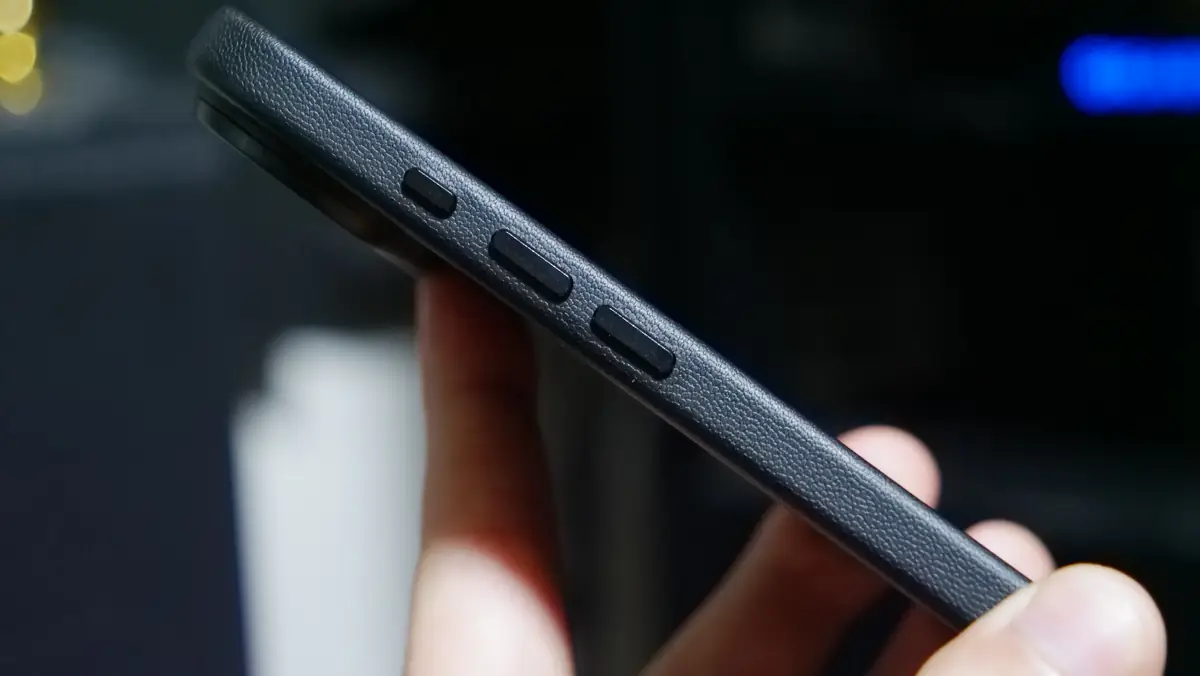 MOFT MOVAS レザーケースを装着したiPhone Air