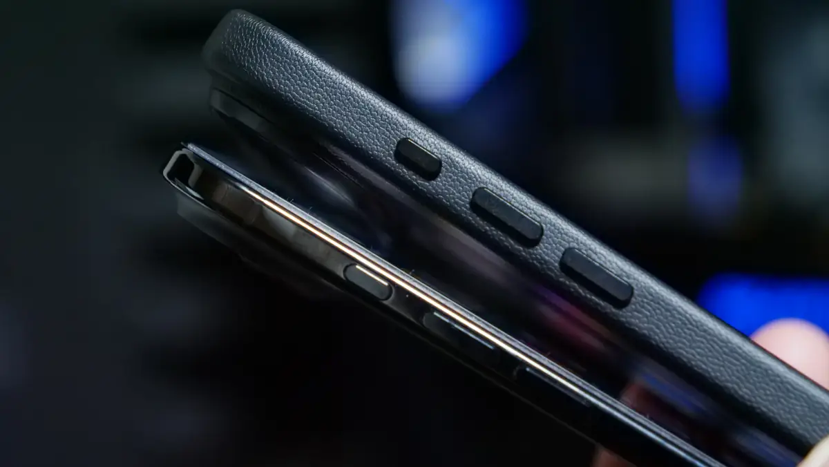 iPhone Air用レザーケース MOFT MOVAS iPhone Airとの厚みの比較
