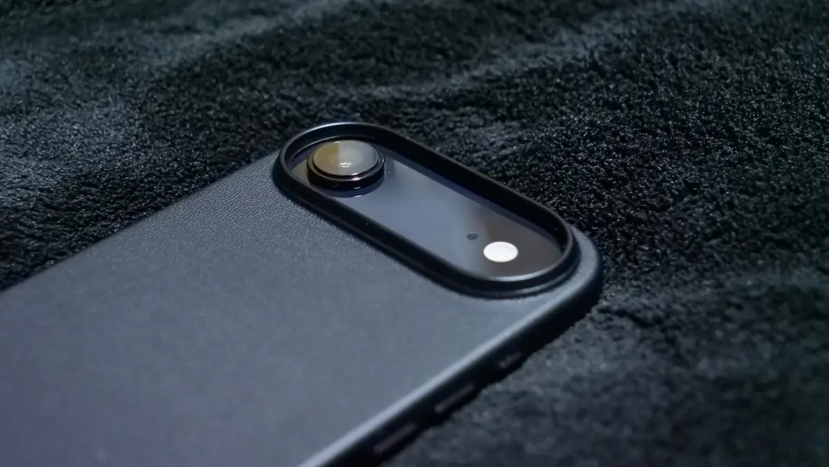 iPhone Air用レザーケース MOFT MOVAS カメラレンズ部分