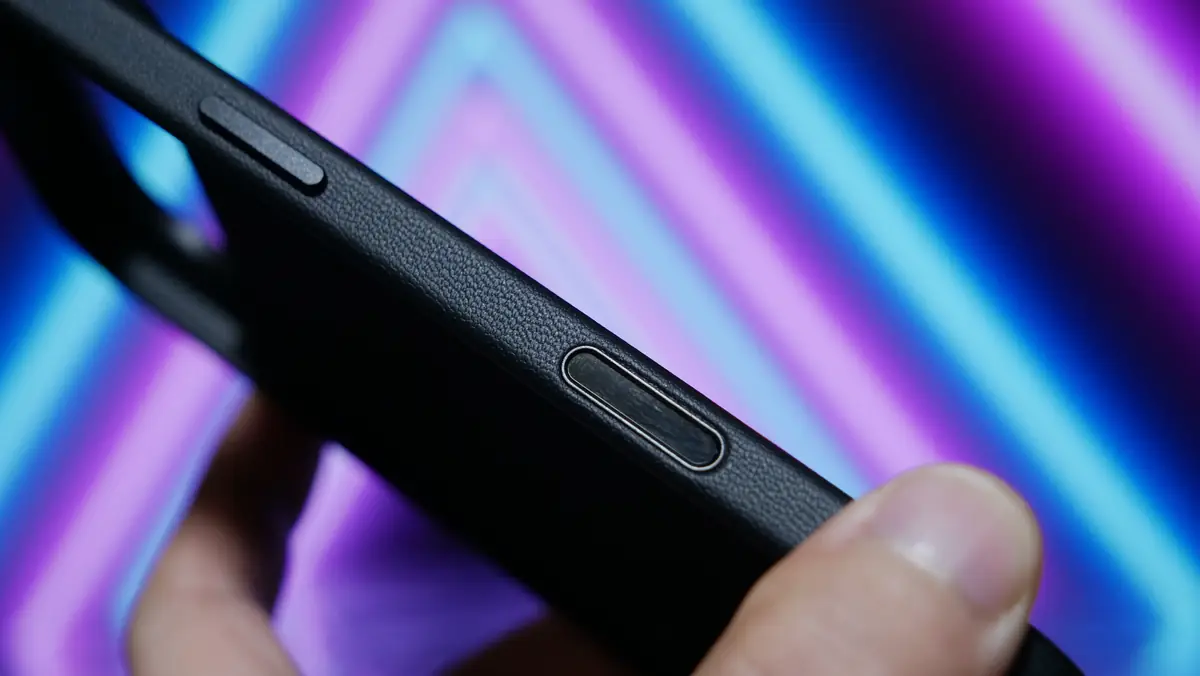 iPhone Air用レザーケース MOFT MOVASのカメラボタン