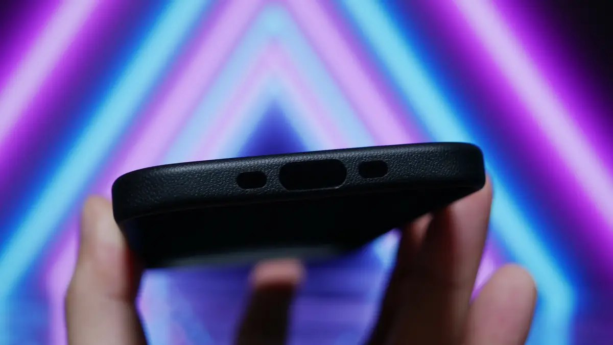 iPhone Air用レザーケース MOFT MOVAS 充電端子部分の切り欠き
