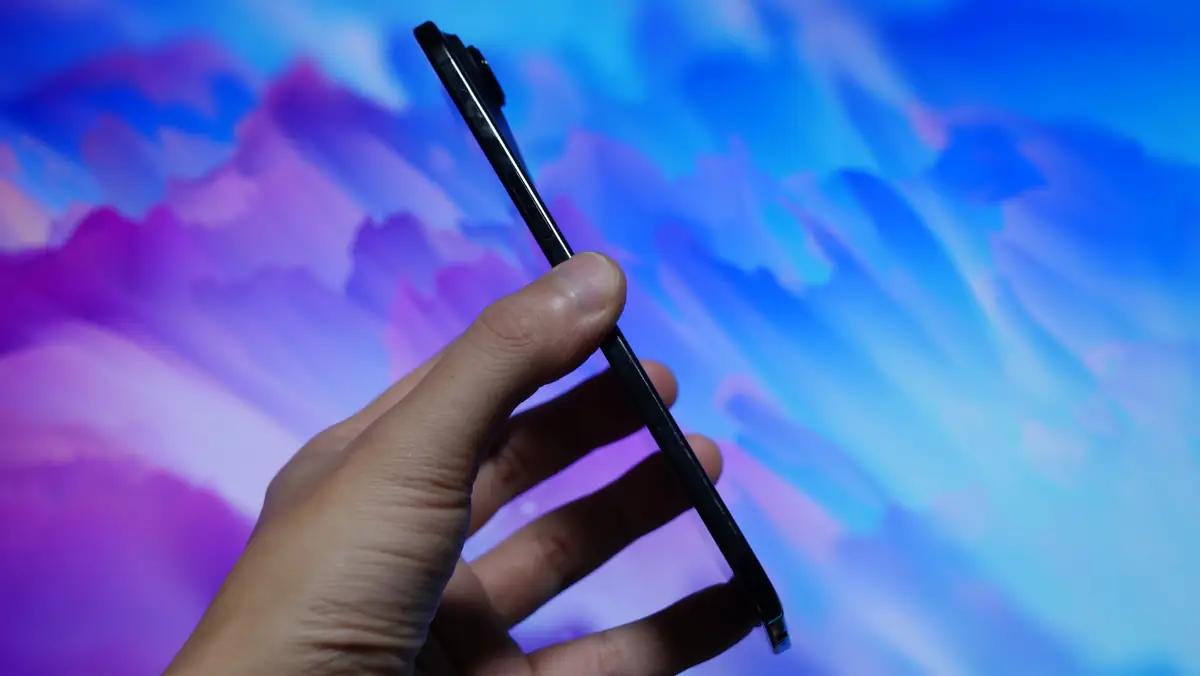 iPhone Air 手に持っている様子 薄さ