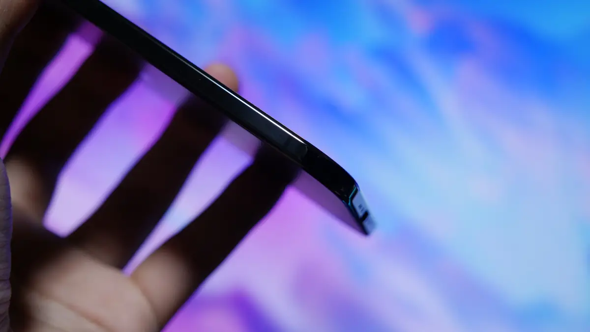 iPhone Air ボディ下部 チタニウムフレームの艶