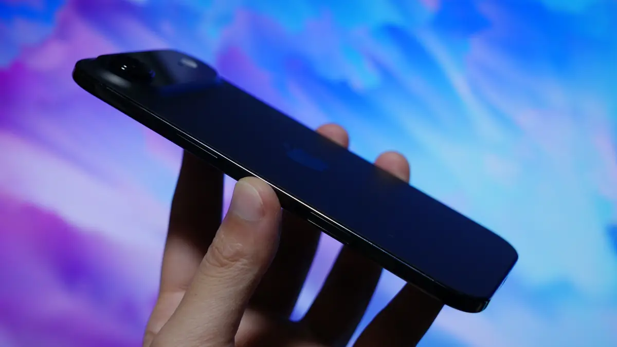 iPhone Air レビュー 手に持っている様子 