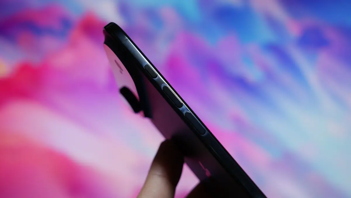 iPhone Air 音量調整ボタンとアクションボタン