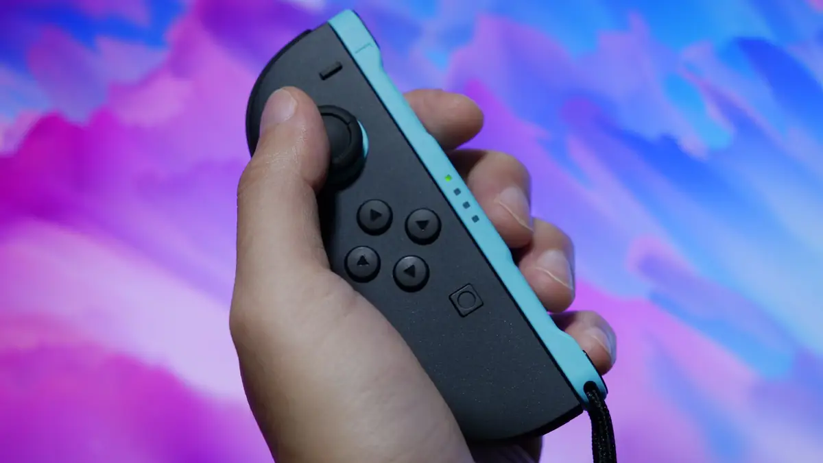 任天堂スイッチ2 ジョイコン2を手に持った状態 ストラップ付き