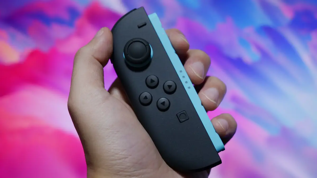 任天堂スイッチ2 ジョイコン2を手に持った状態 ストラップ無し