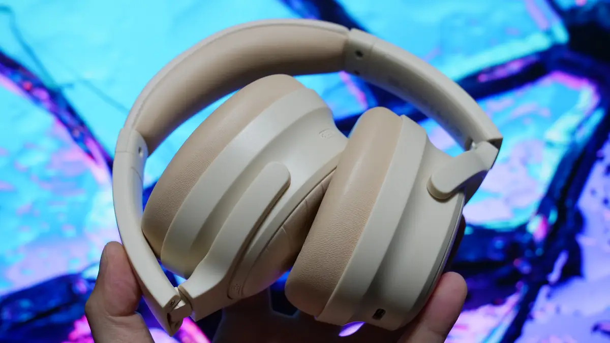 SOUNDPEATS Space Pro ヘッドホンを折りたたんだ状態