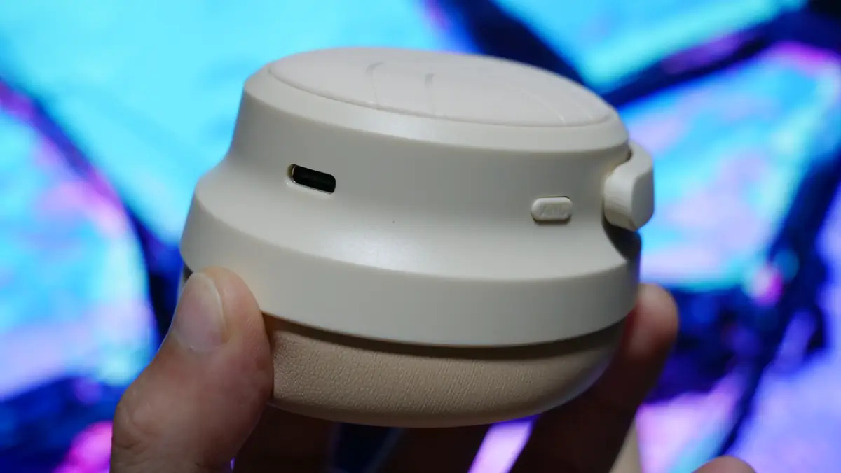 SOUNDPEATS Space Pro ANCボタン
