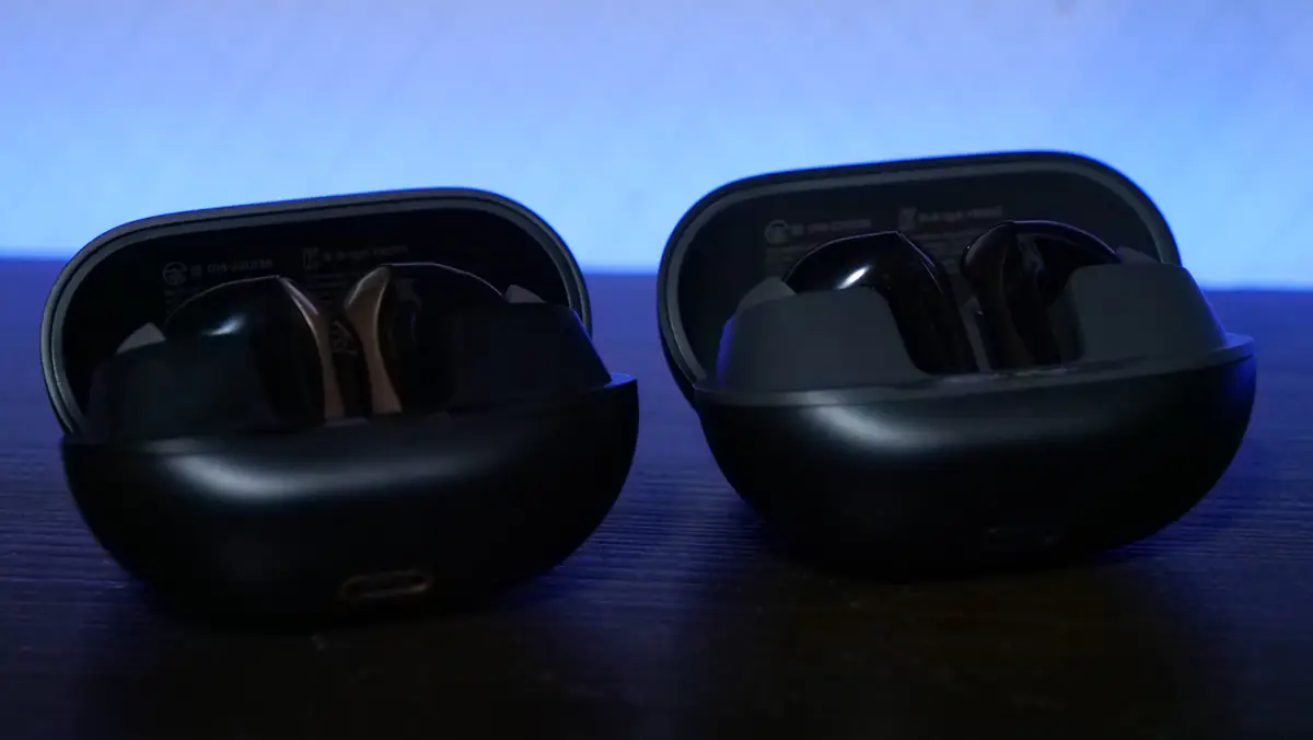 SOUNDPEATS Air5 ProとAir5 Pro+の比較 充電ケースのデザイン比較