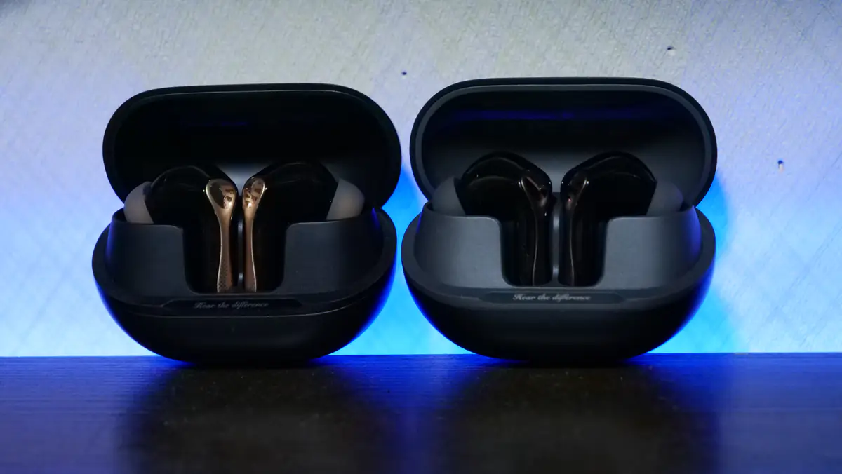 SOUNDPEATS Air5 ProとAir5 Pro+の比較 充電ケースを開いた状態