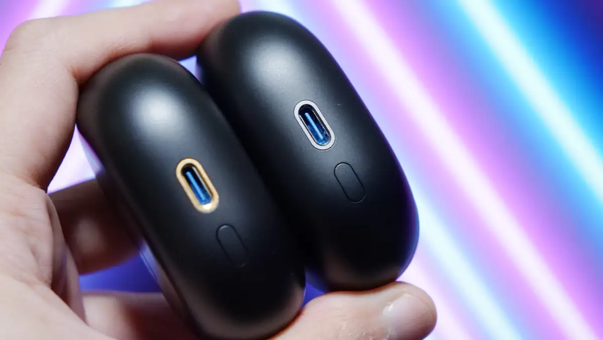 SOUNDPEATS Air5 ProとAir5 Pro+の比較 充電端子のアクセント