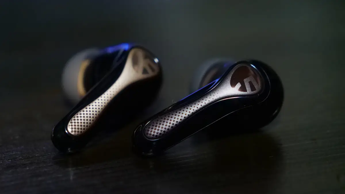 Soundpeats Air5 ProとSoundpeats Air5 Pro+の比較 イヤホンのデザイン