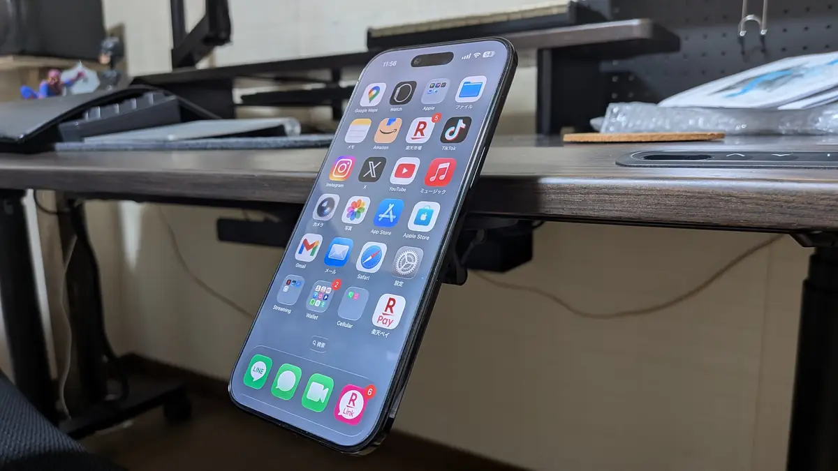 ラシカル マグネットスタンドでiPhone Airを固定した状態