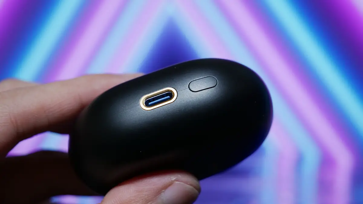 SOUNDPEATS Air5 Pro+ USB Type-Cの充電端子とペアリングボタン