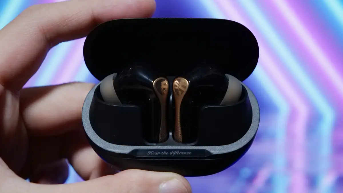 SOUNDPEATS Air5 Pro+ ケースを開いた状態