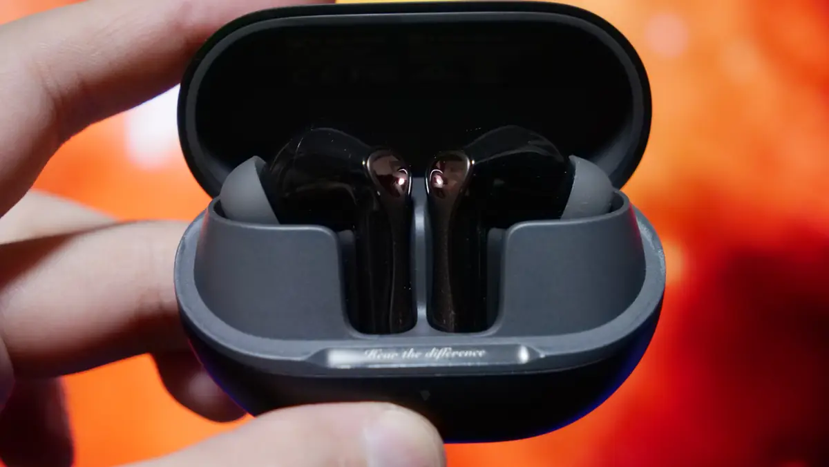 SOUNDPEATS Air5 Pro ケースを開いた状態