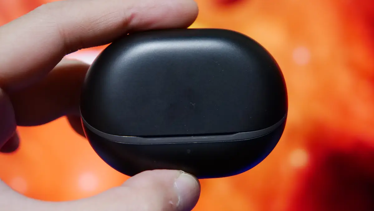 SOUNDPEATS Air5 Proの充電ケース 前面