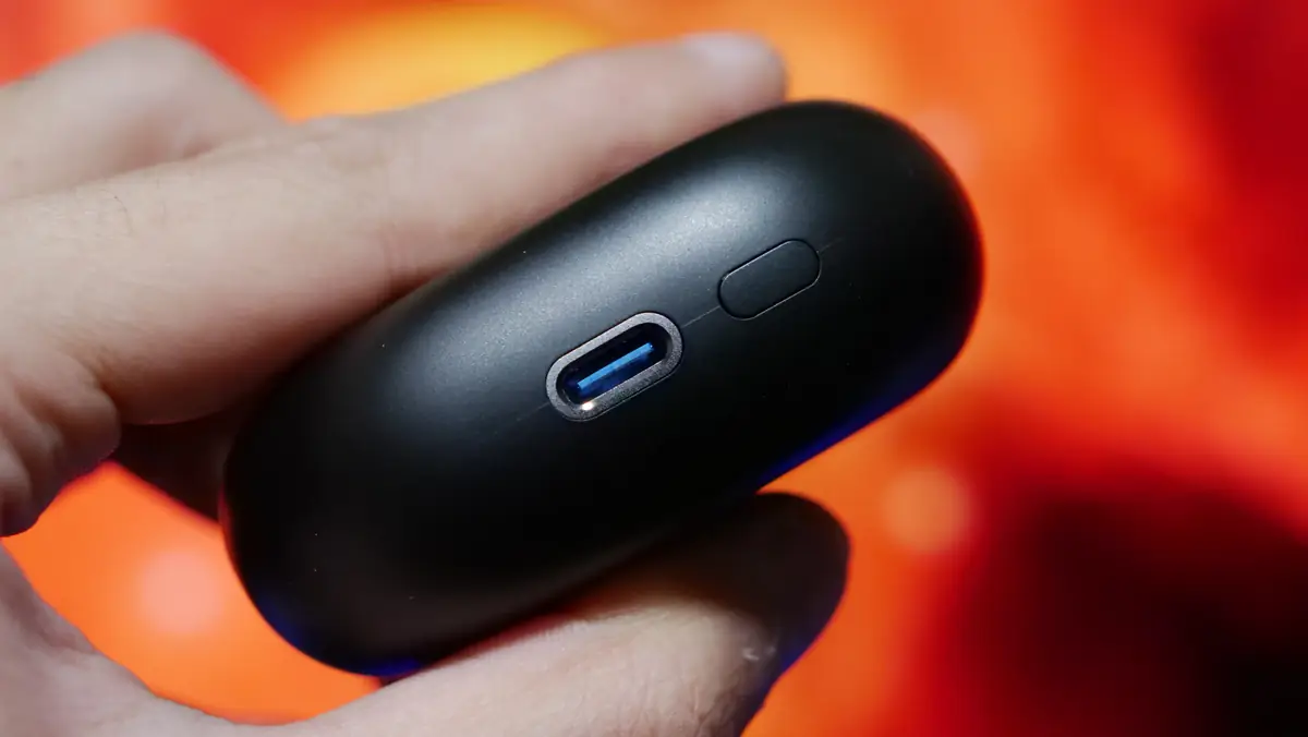 SOUNDPEATS Air5 Proの充電端子とマルチボタン