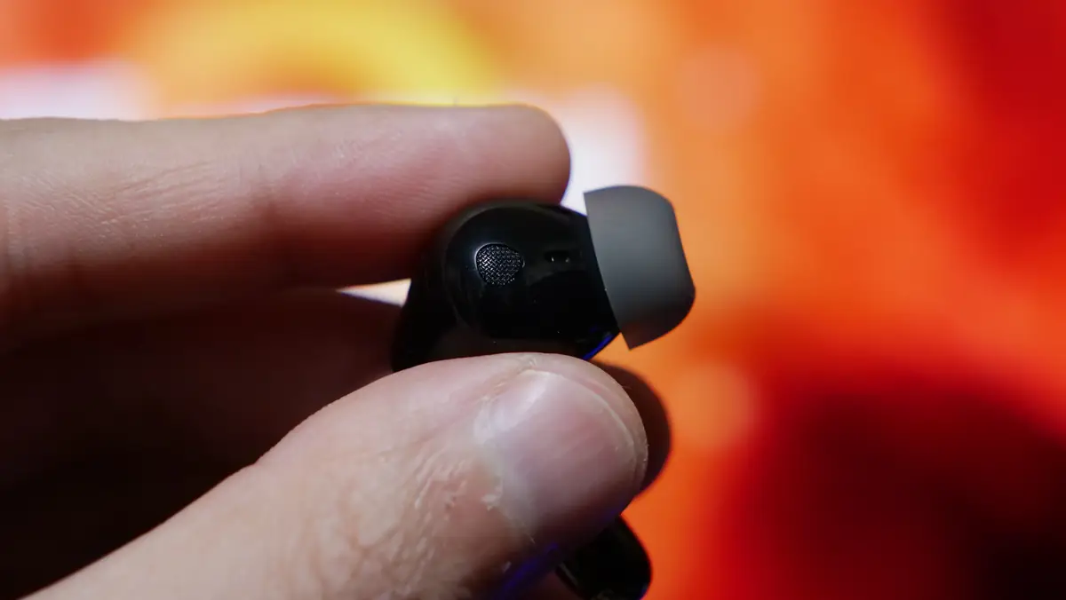 SOUNDPEATS Air5 Pro イヤホンを横から見た状態