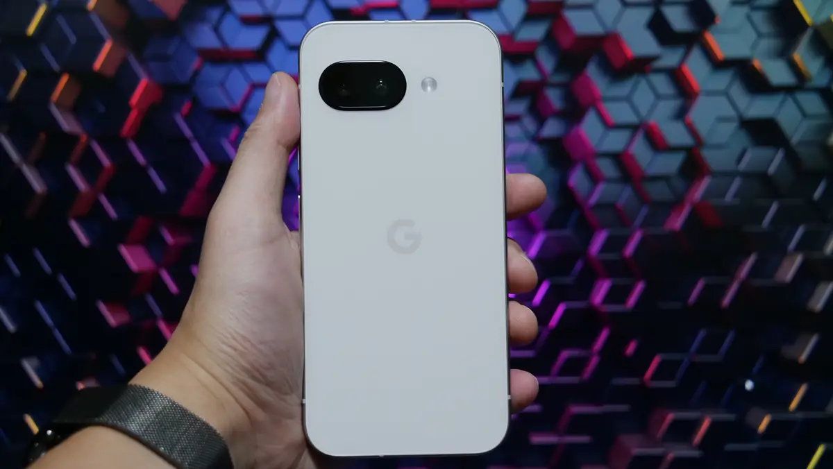 Pixel 9aを手に持った様子