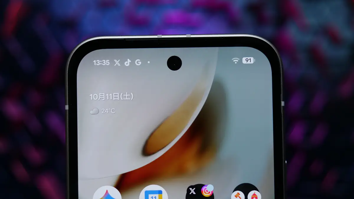Pixel 9a フロントカメラ パンチホール型