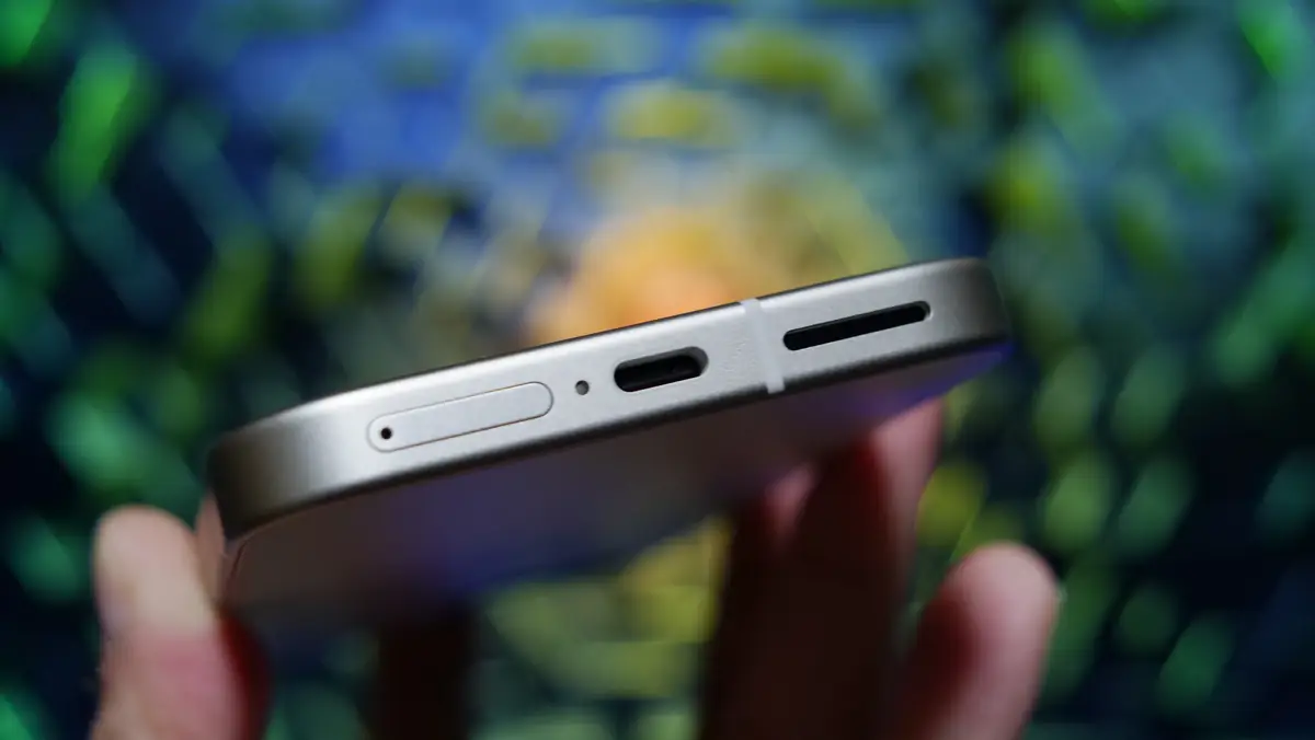 Pixel 9a SIMカードトレイとUSB-C端子、スピーカー