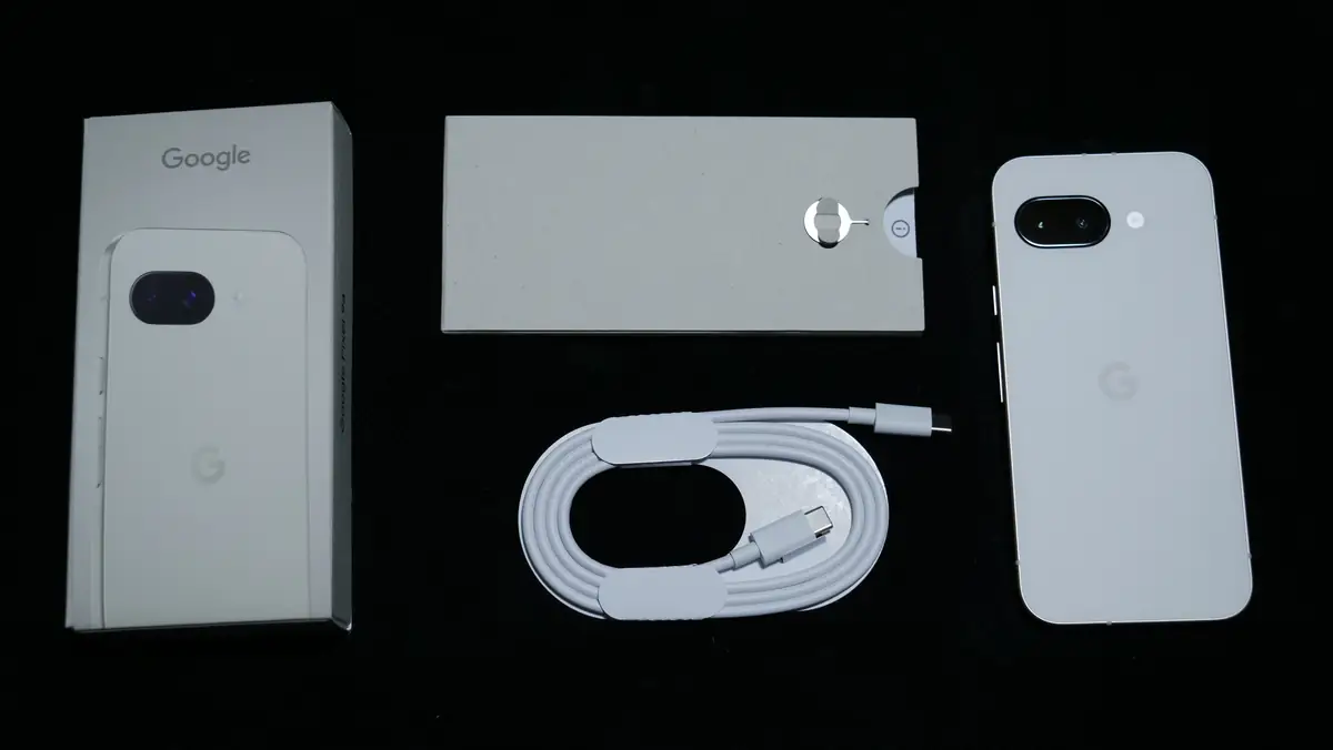 Pixel 9aのパッケージと付属品