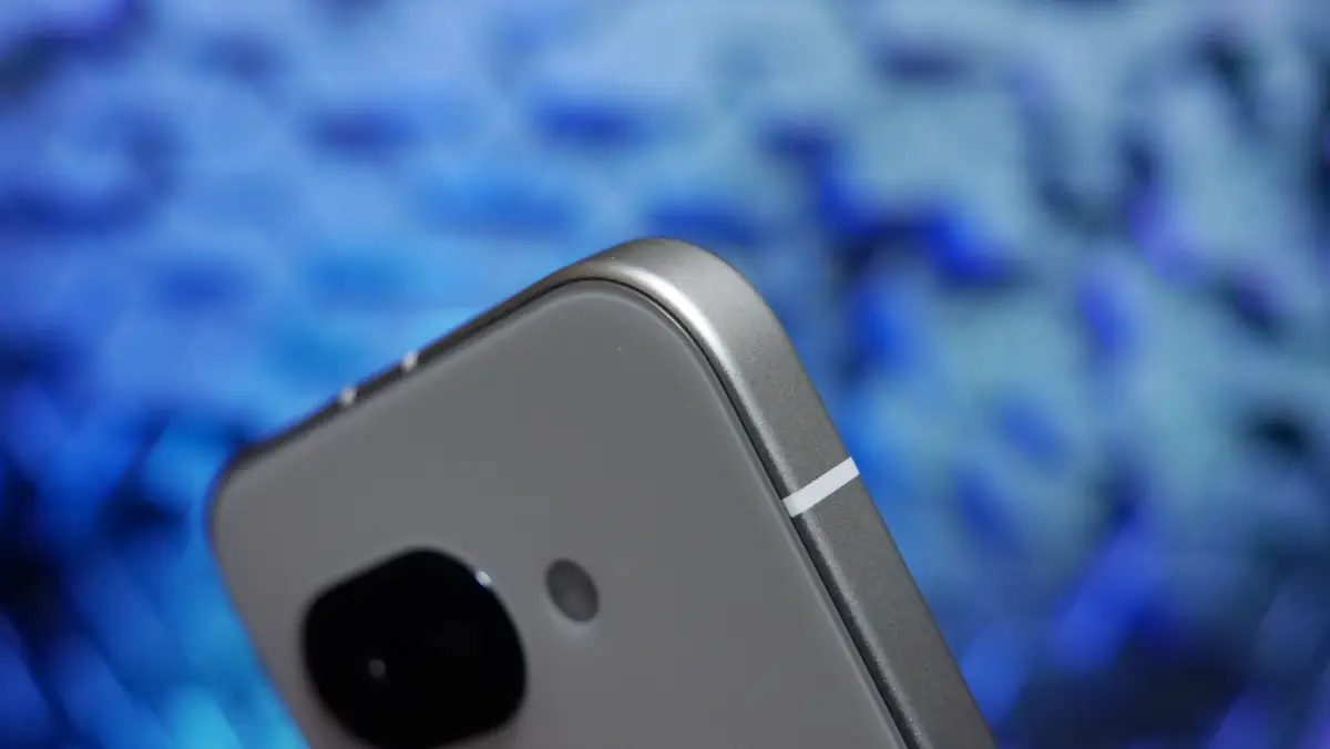 Pixel 9a 側面のアルミフレーム 丸み