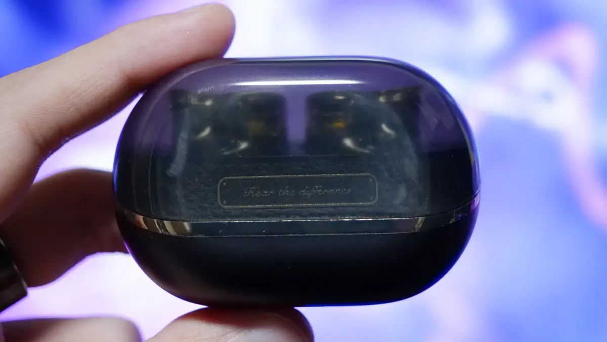 SOUNDPEATS H3 充電ケースのデザイン 前面