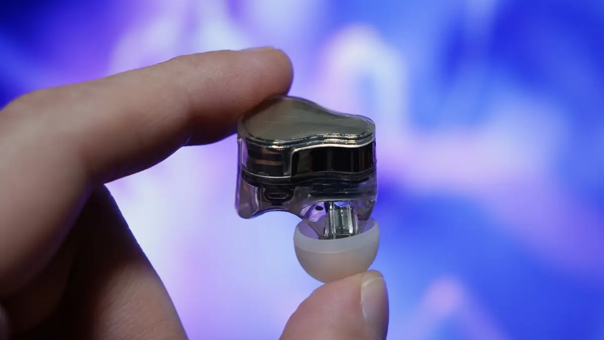 SOUNDPEATS H3 イヤホン本体を横からみた様子