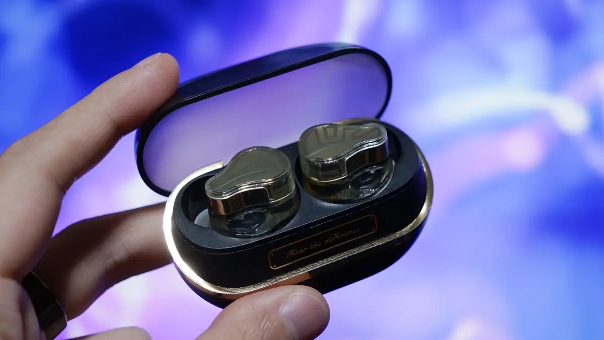 SOUNDPEATS H3 ケースを開いた状態