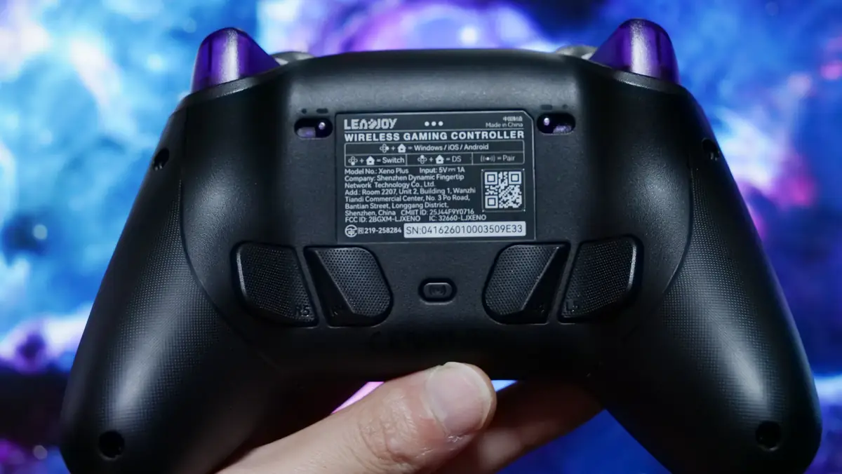 LEADJOY Xeno Plusの背面のデザインとバックボタン