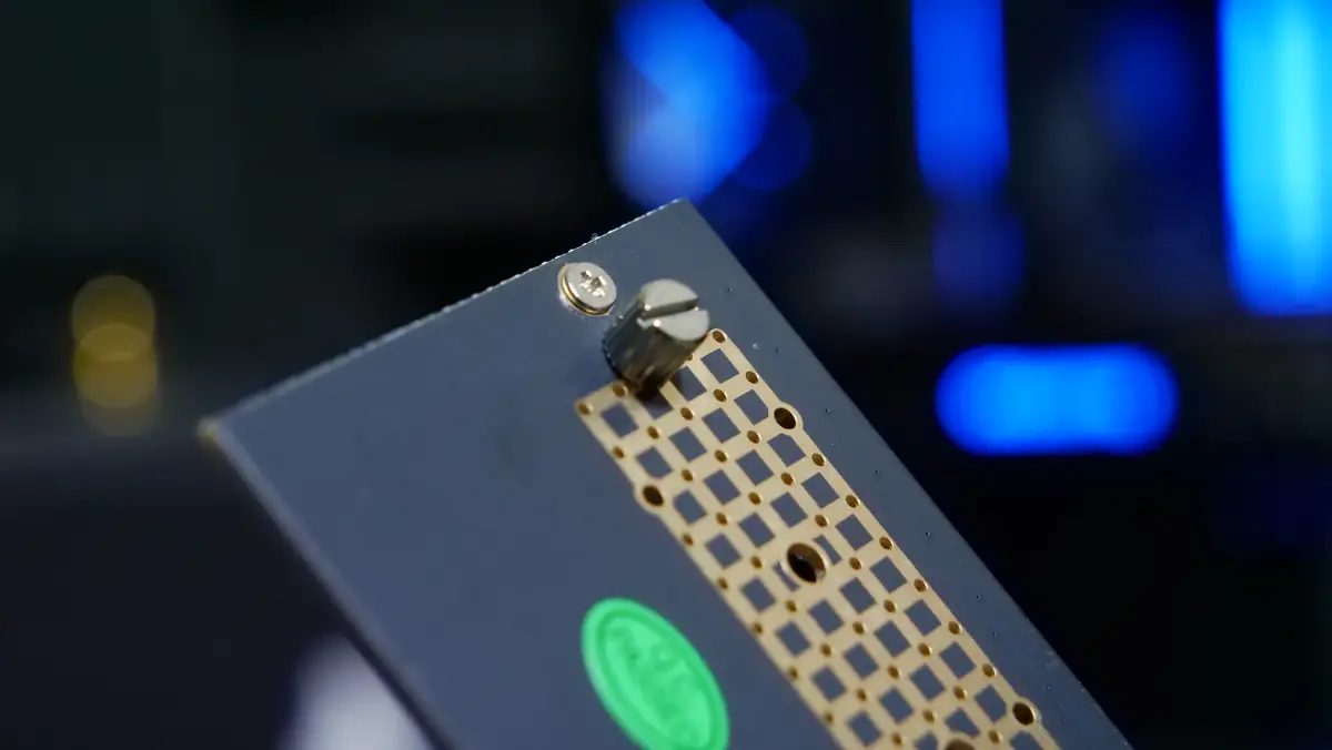 玄人志向 M.2H-PCIE 背面の固定ネジ