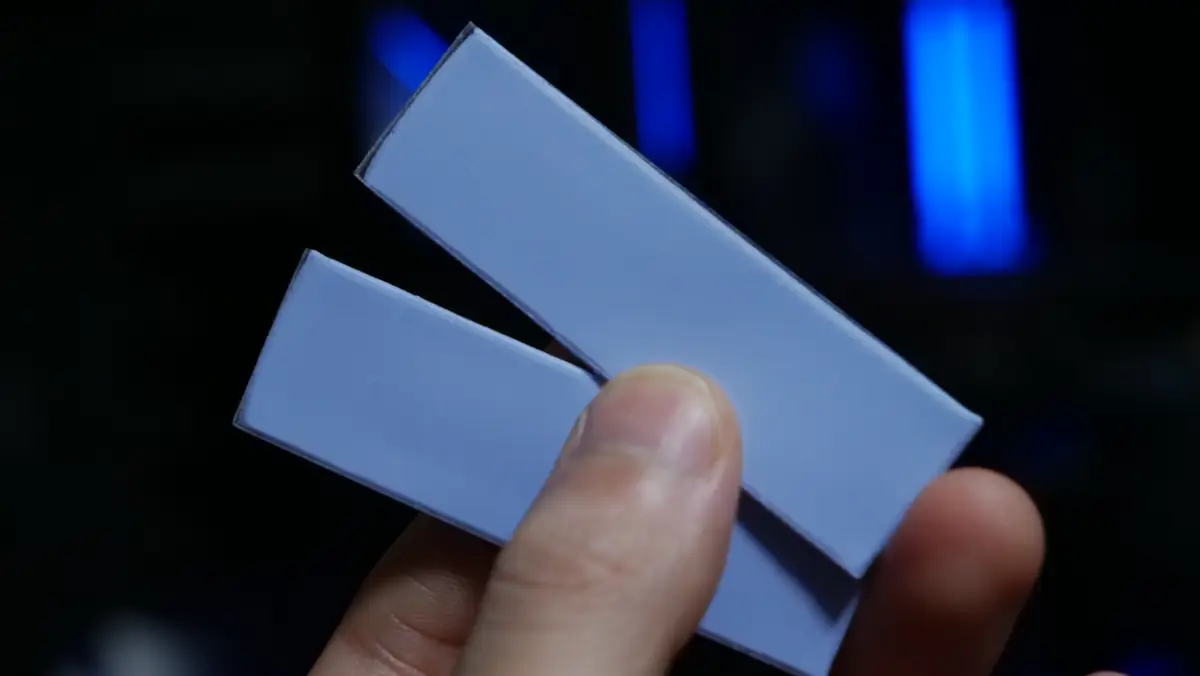 玄人志向 M.2H-PCIE 付属の熱伝導シート