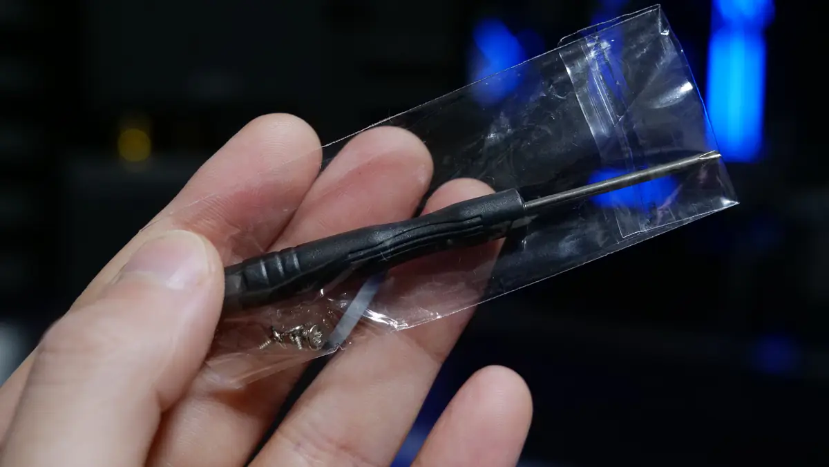 玄人志向 M.2H-PCIE 予備のネジとドライバー