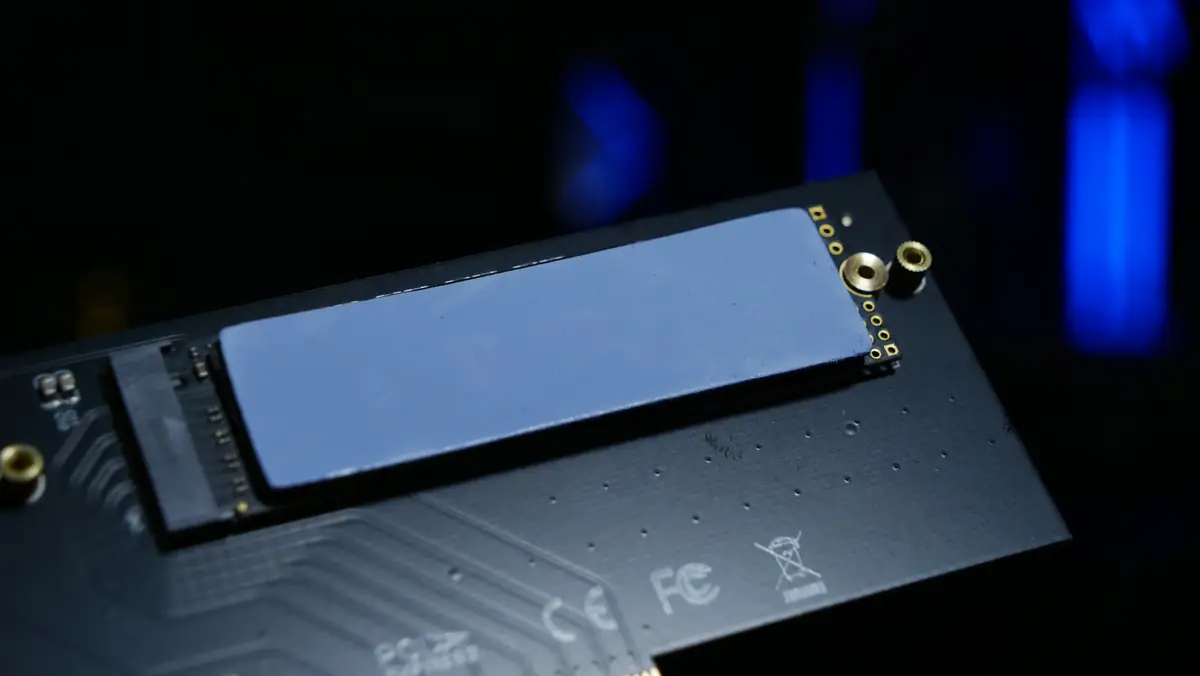 玄人志向 M.2H-PCIEに張り付けた熱伝導シート