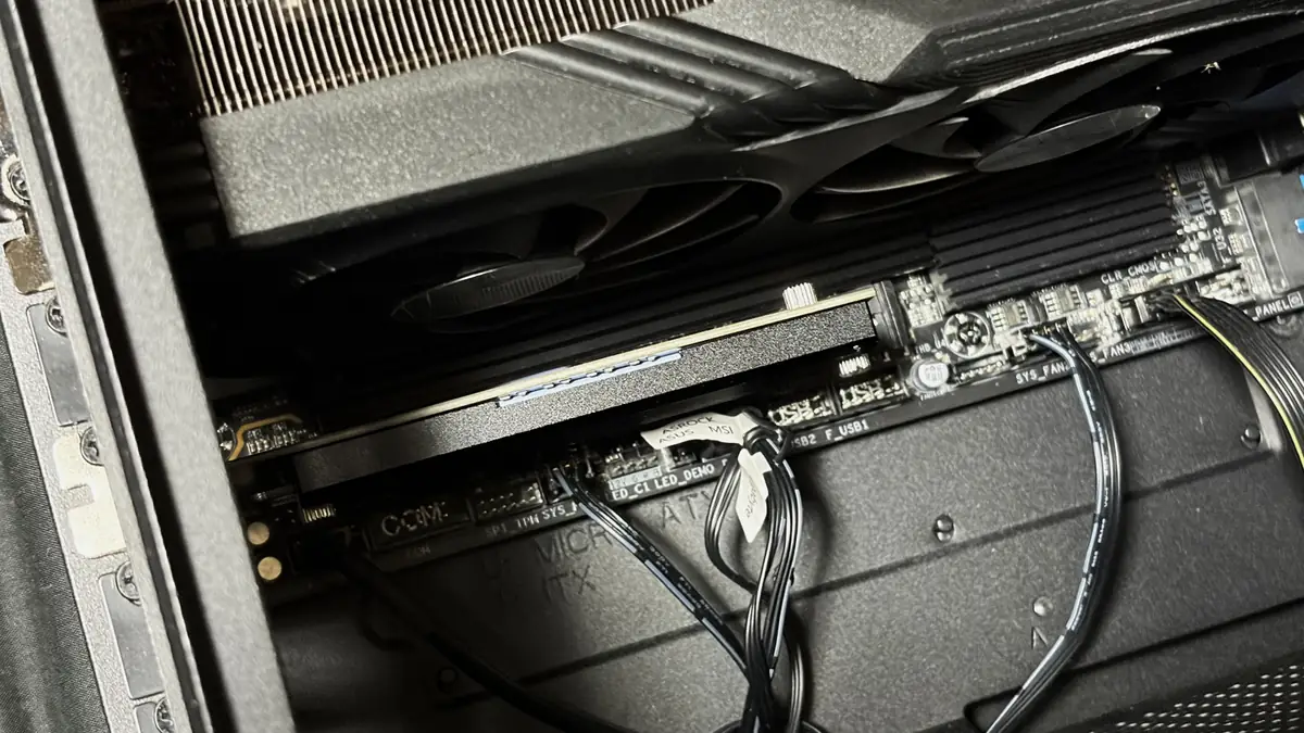 玄人志向 M.2H-PCIEをPCのPCIeスロットに装着している状態