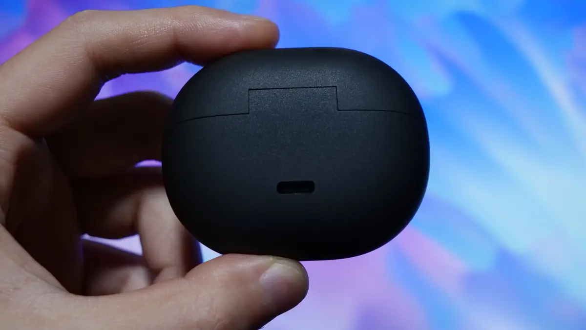 SOUNDPEATS UU2イヤーカフ 充電ケースの背面と充電端子