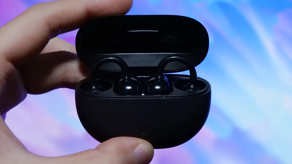 SOUNDPEATS UU2イヤーカフ 充電ケースを開いた状態