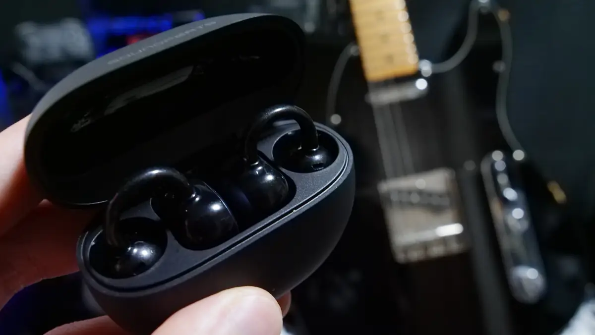 SOUNDPEATS UU2イヤーカフ をギターの練習で使用している様子