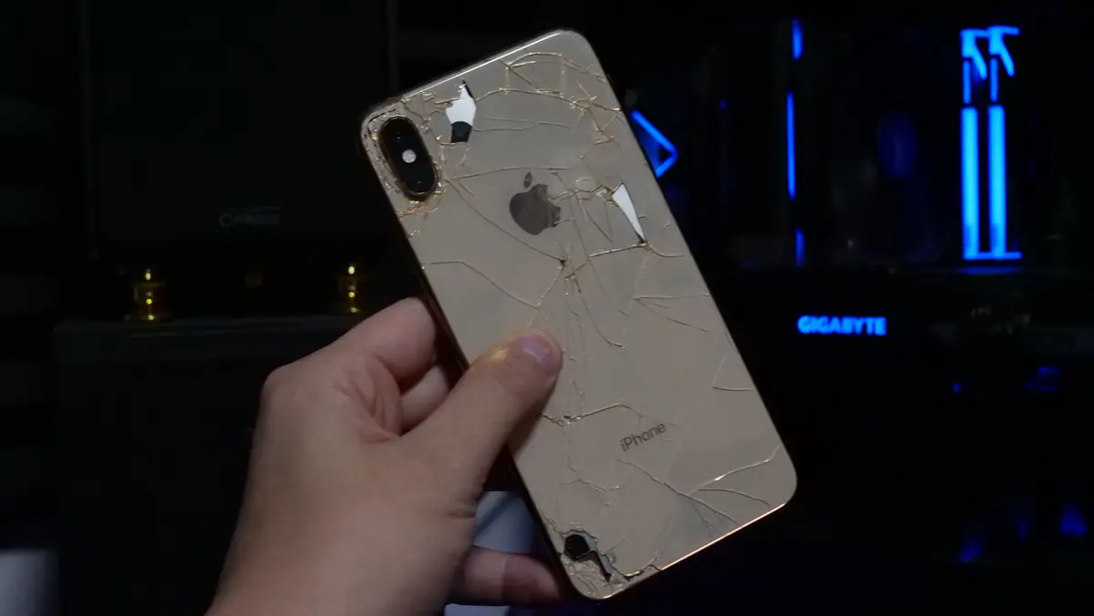 バキバキに割れたiPhone XS Max