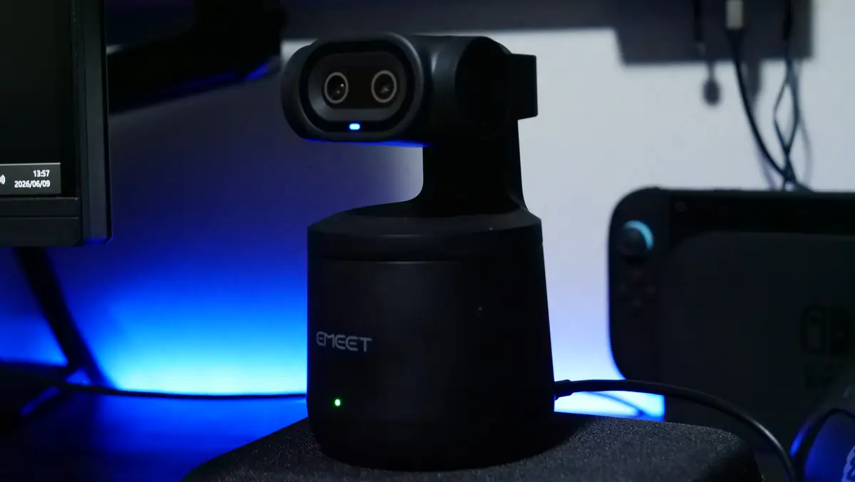 EMEET PIXY Wireless 有線接続で使用している様子